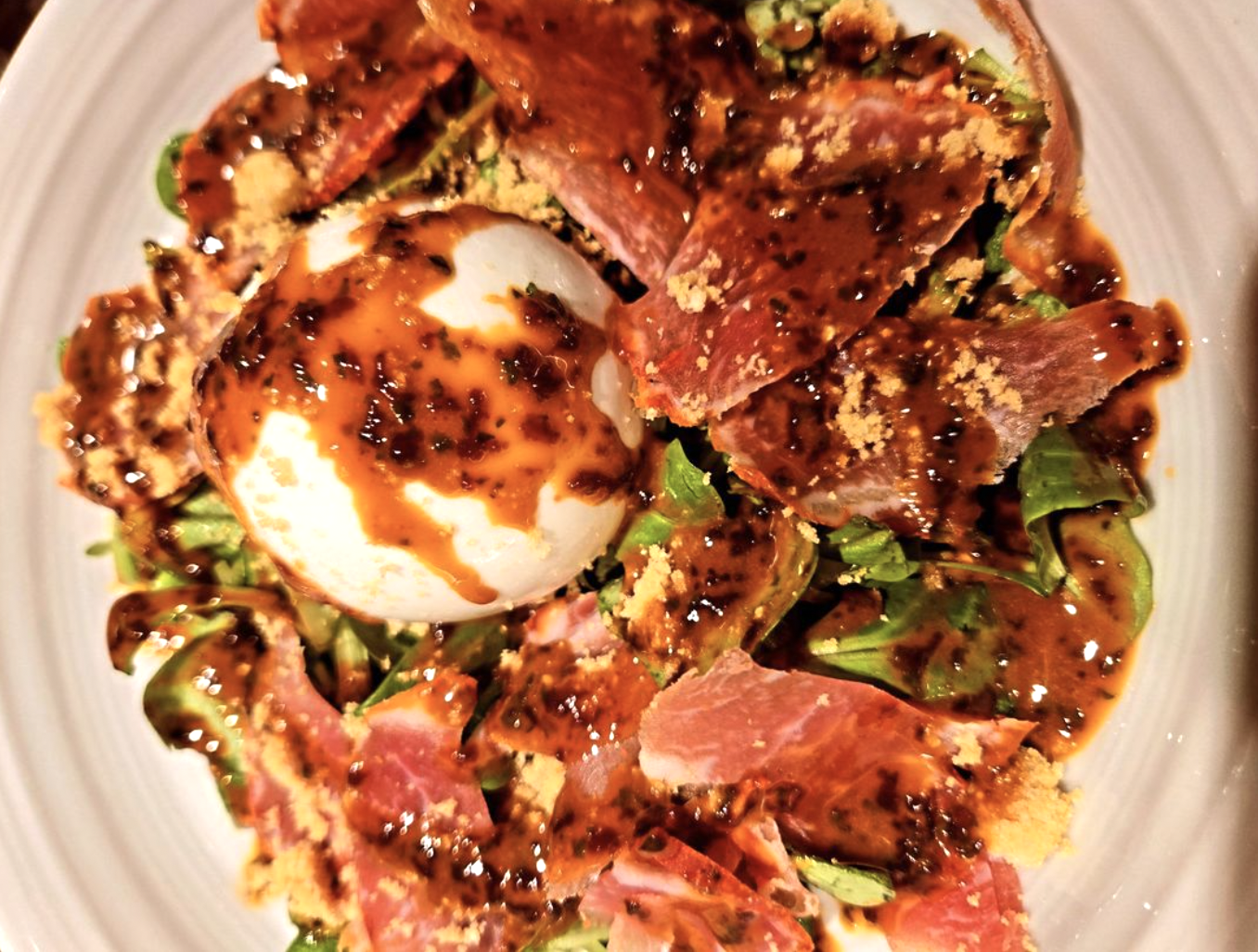 Carpaccio de Lomo et Burrata sur Lit de Mâche Croquante