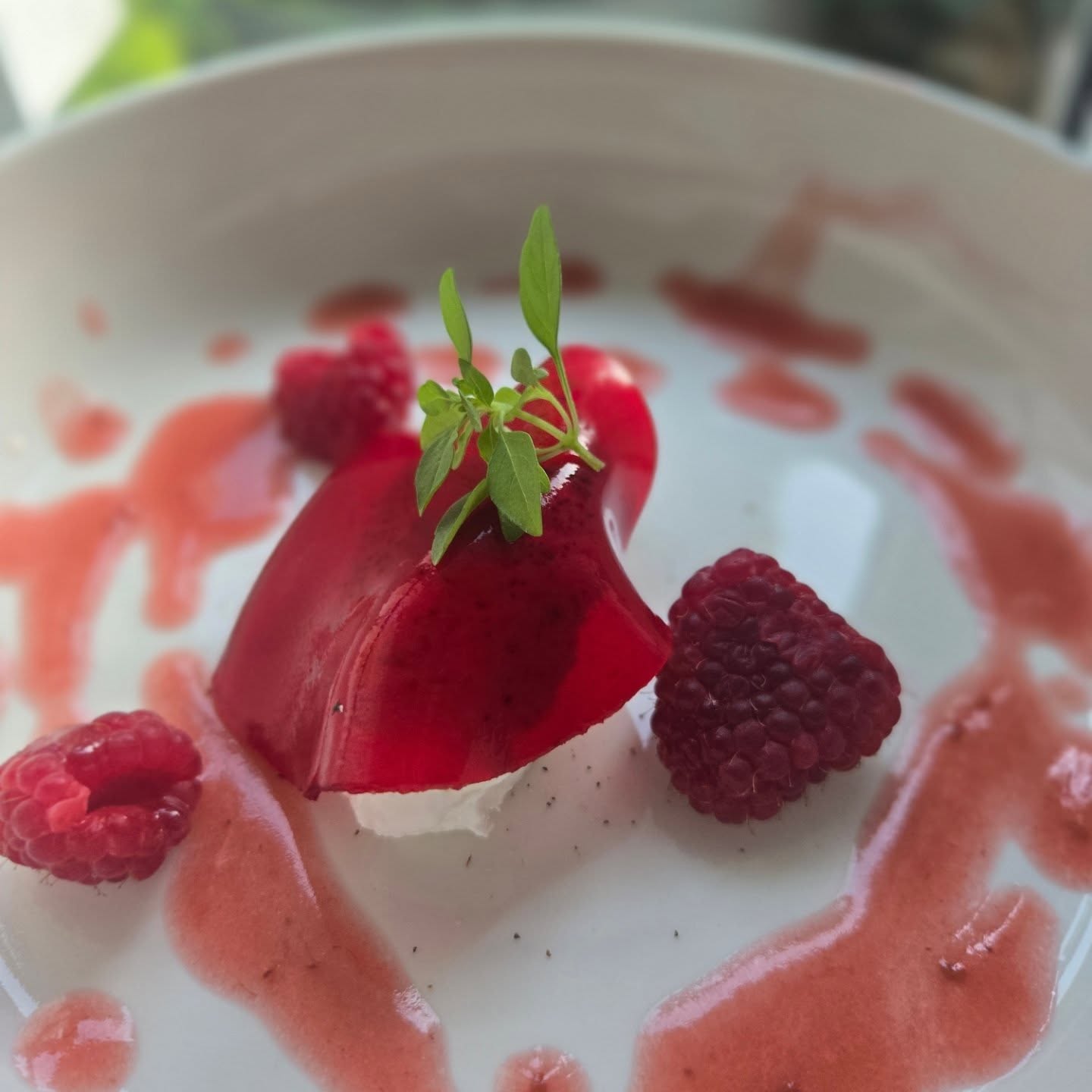 Raviole végétale de betterave en gelée, chèvre frais battu, vinaigrette mousseuse framboise-champagne rosé