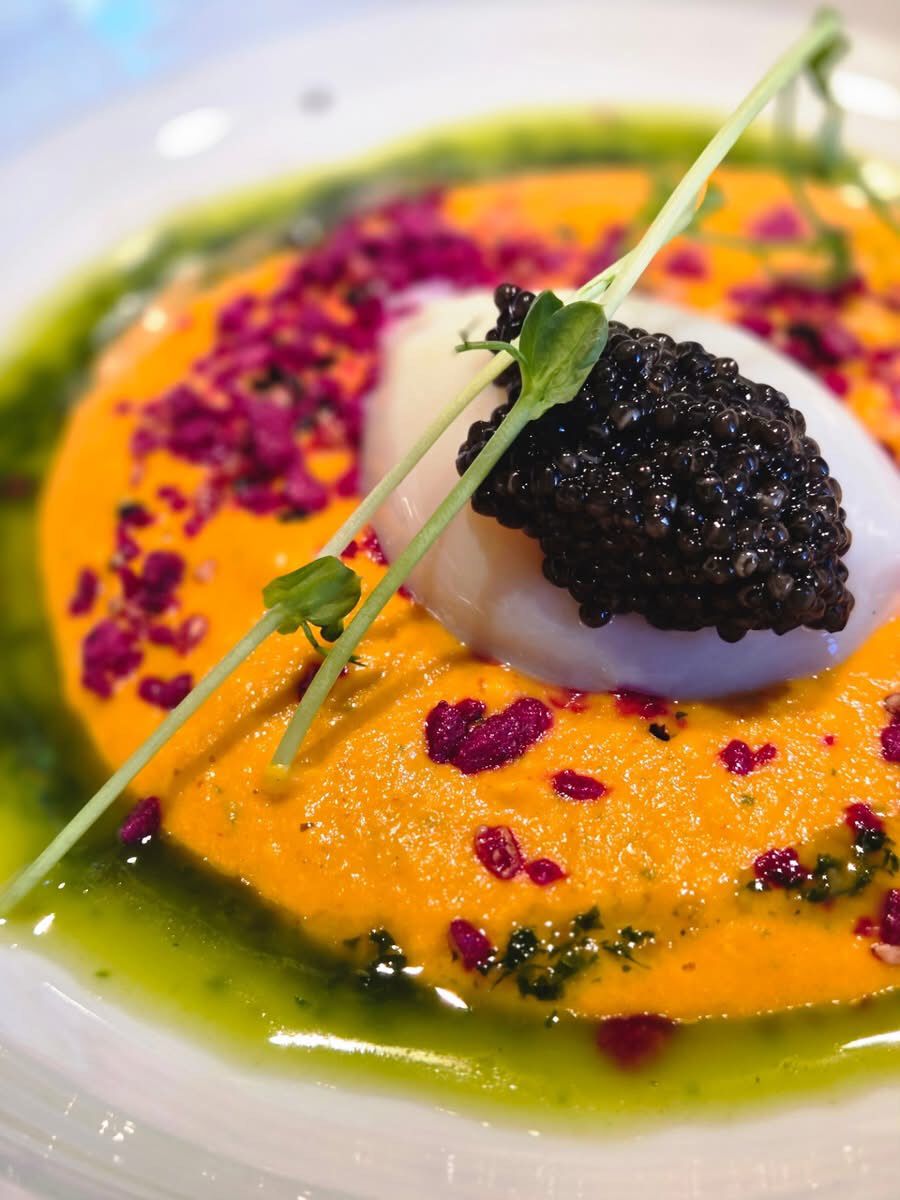 Œuf parfait Caviar sur crémeux de potimarron, jus vert et crumble croquant de betterave